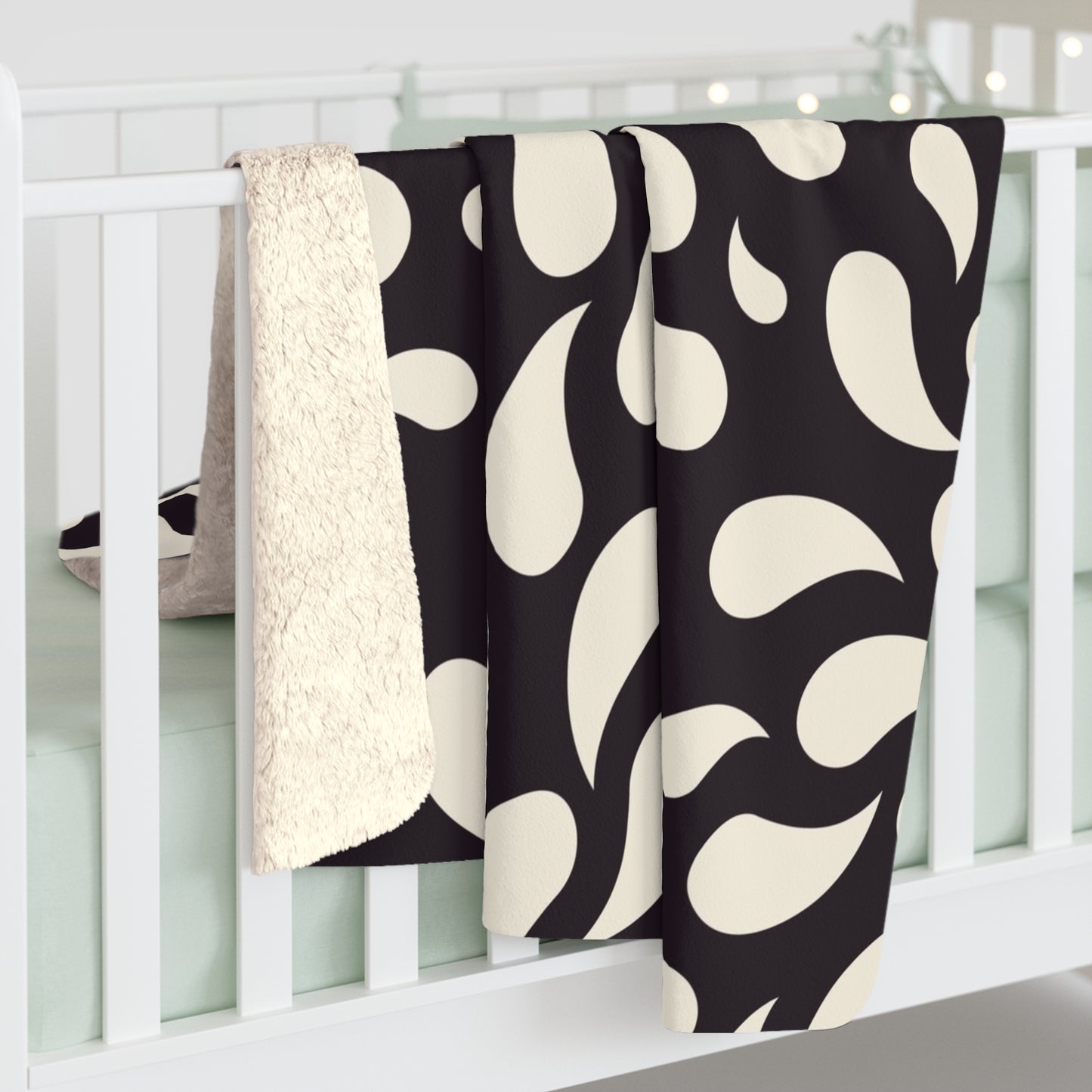 Black & Cream Swirl Sherpa Blanket — Cozy Geometric Fleece Throw